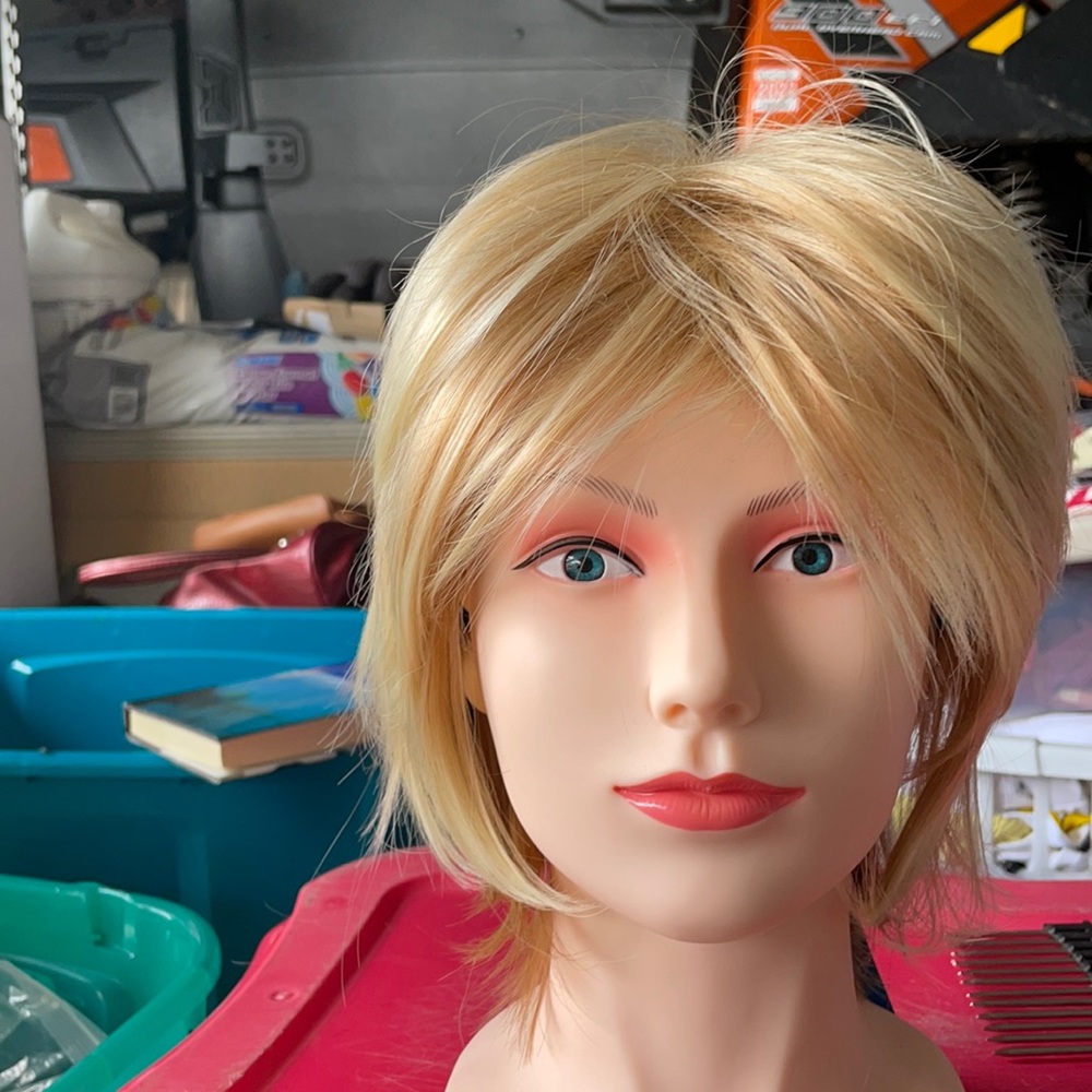 Short blonde layered wig